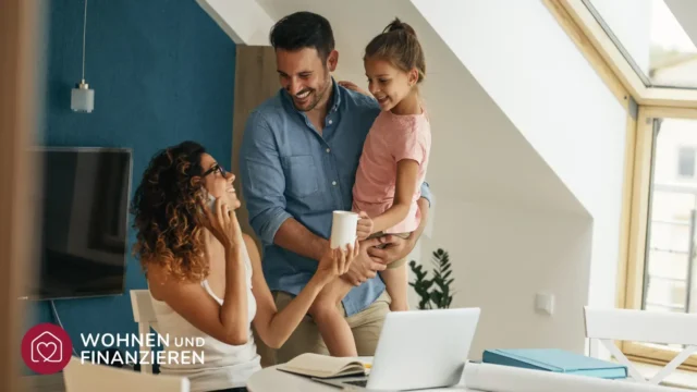 Familie informiert sich über Hausfinanzierung