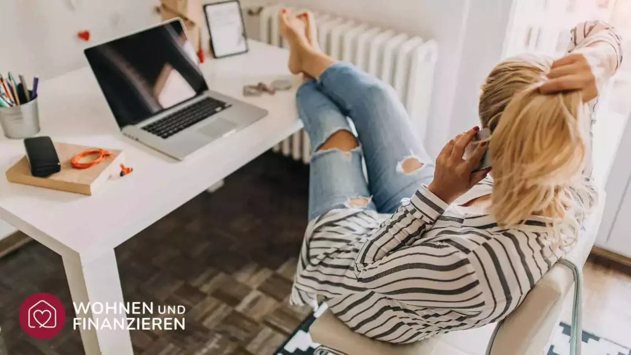 Frau recherchiert an Laptop und Telefon nach Grundstück