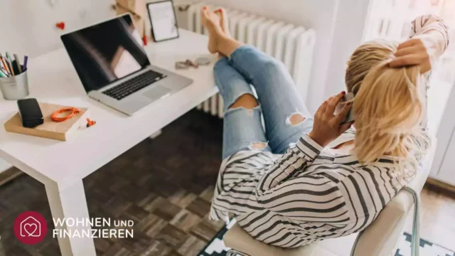 Frau recherchiert an Laptop und Telefon nach Grundstück