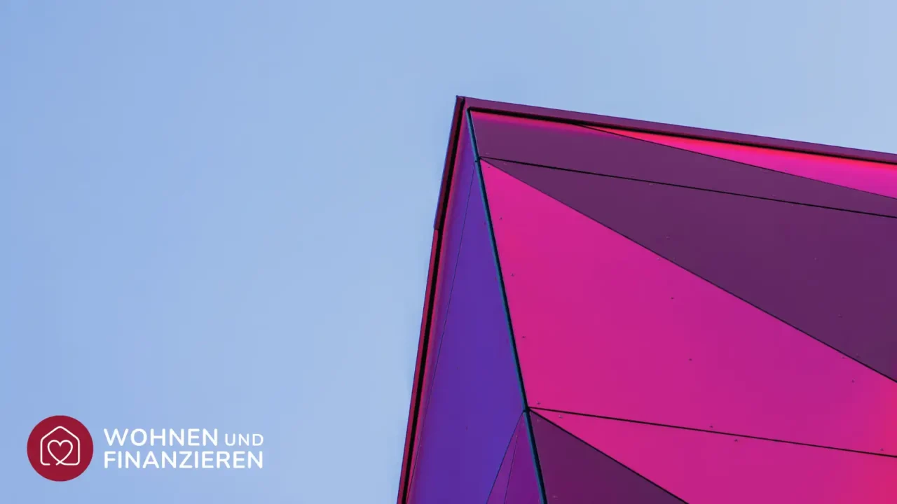 Bunt verzierte Hausecke in lila und blau