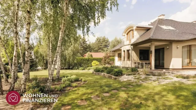 Haus mit idyllischem Garten und Birken