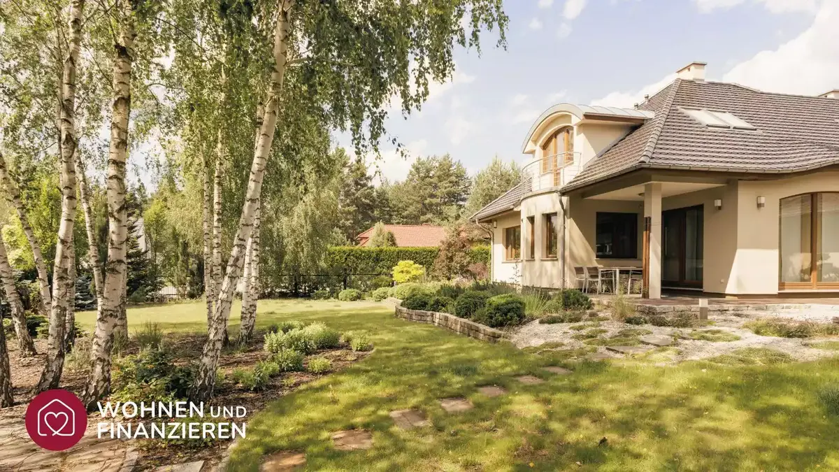 Haus mit idyllischem Garten und Birken