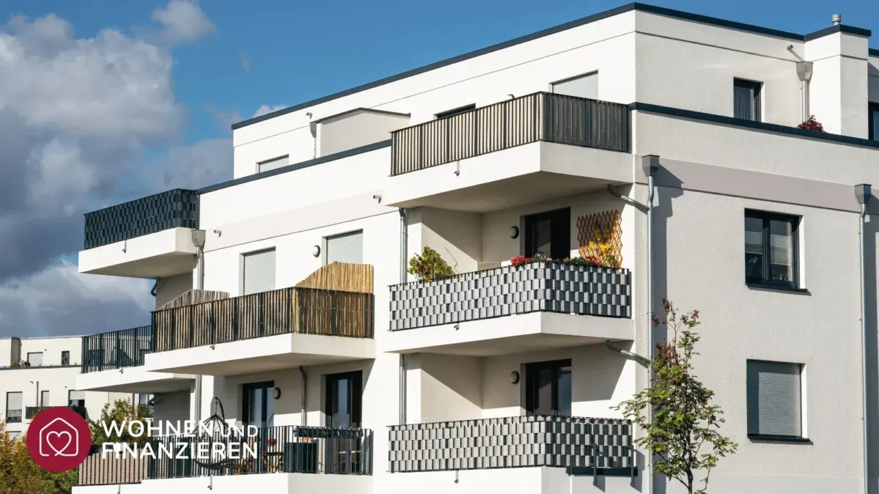 Modernes Mehrfamilienhaus mit mehreren Wohnungen und Balkonen