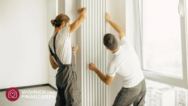 Zwei Handwerker tauschen eine Heizung aus