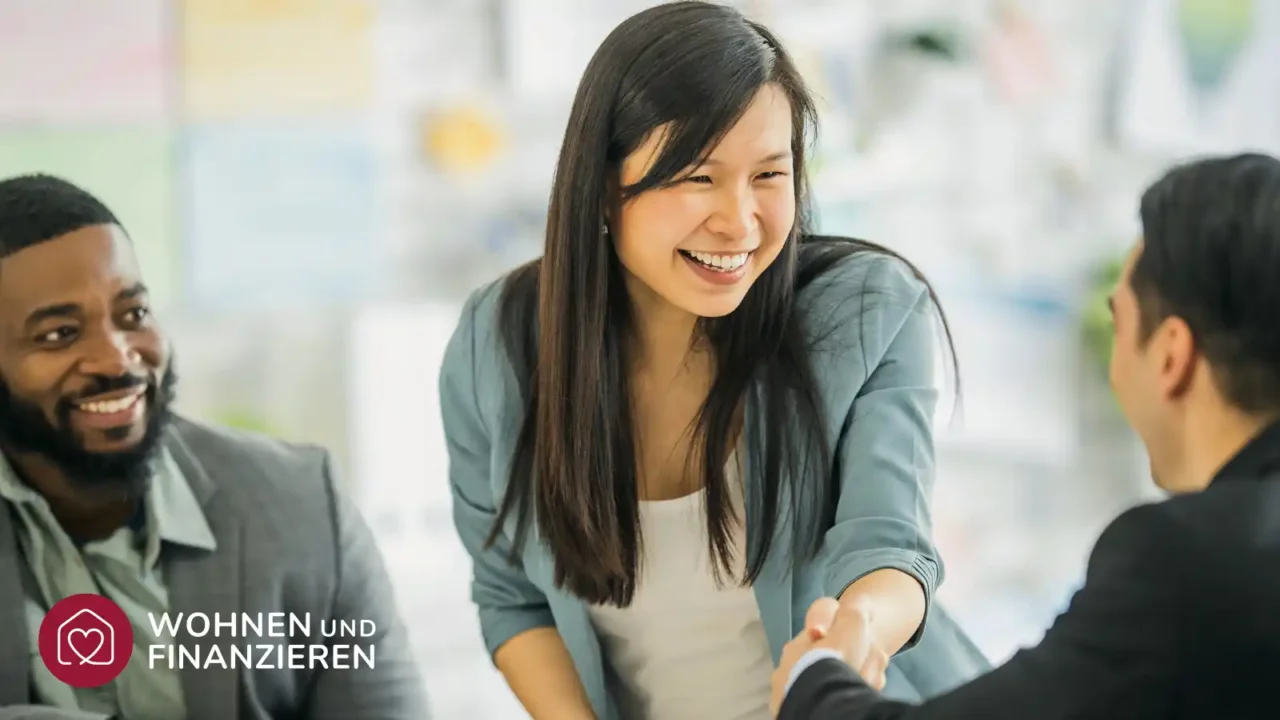 Paar verhandelt beim Hauskauf erfolgreich um den Preis