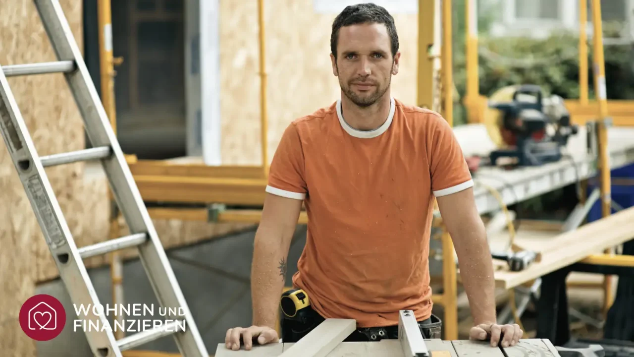 Bauherr mit Ahnung von Baurecht steht auf der Baustelle seines Hauses