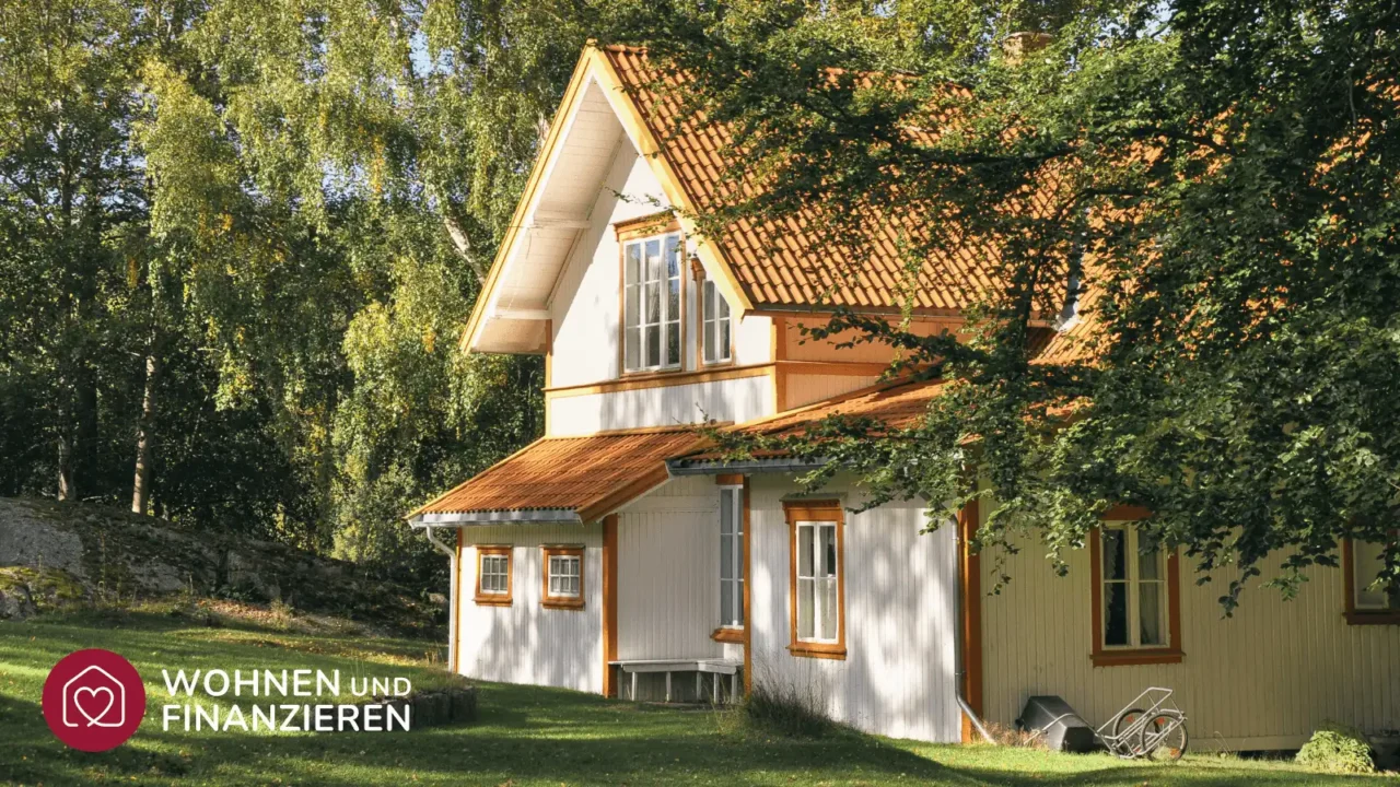 Saniertes Haus mit weißen Wänden und hellem Dach