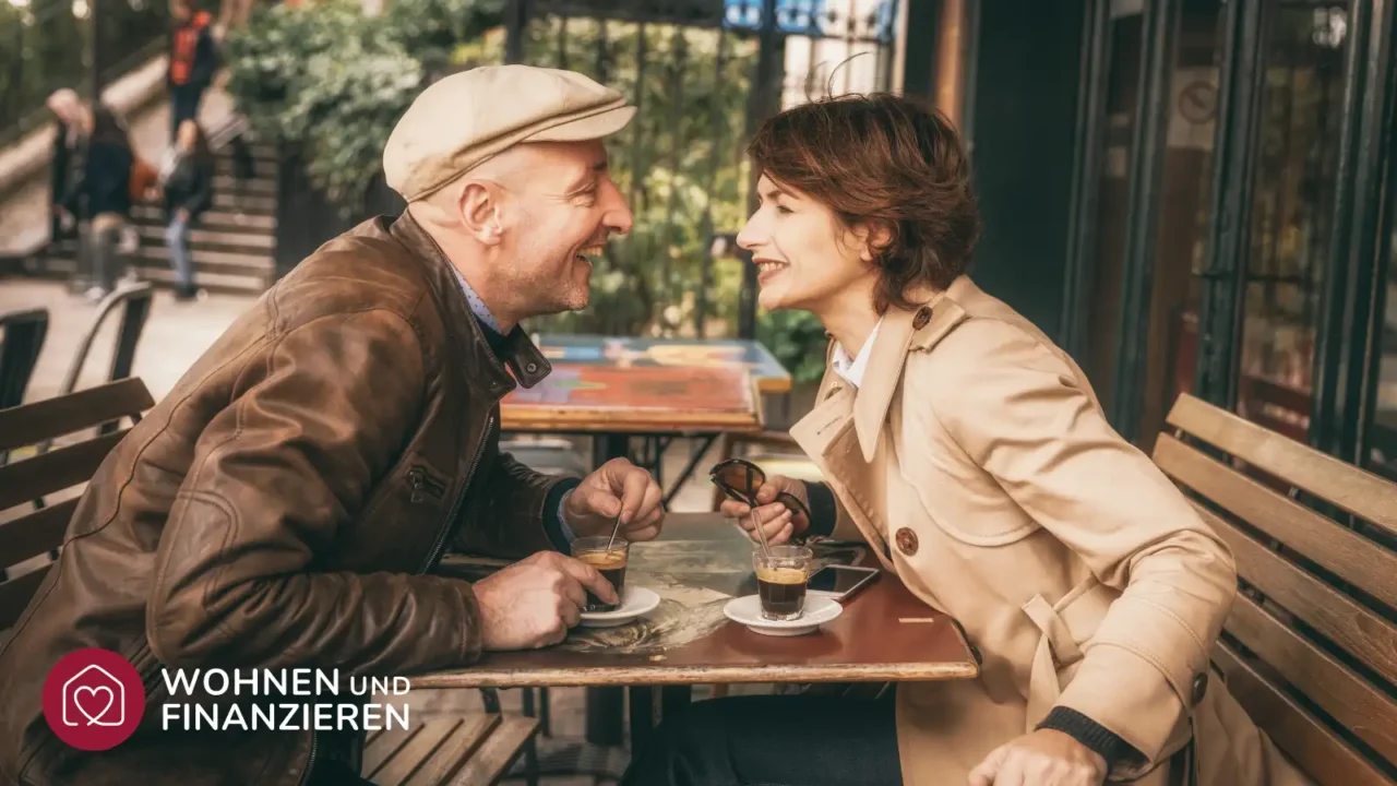 Paar unterhält sich bei einer Tasse Kaffee über Sondertilgung