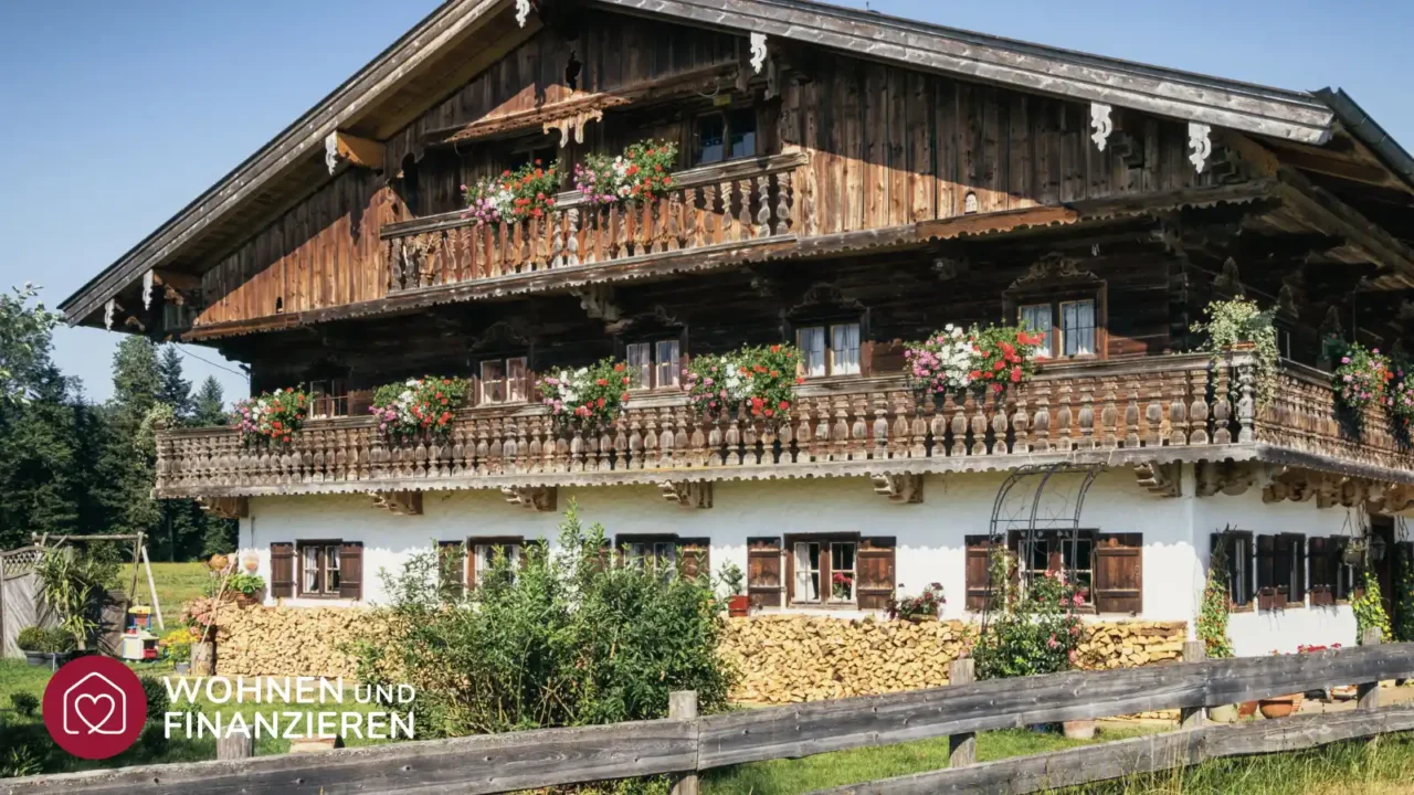 Altes Bauernhaus mit Holzverkleidung und langen Balkonen