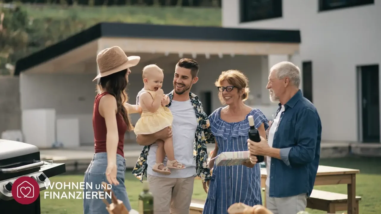 Familie feiert Tilgung ihrer Baufinanzierung im Garten