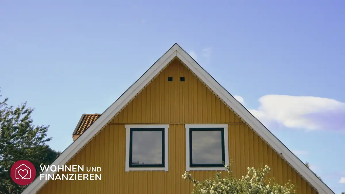 Seitenansicht einer Dachetage mit zwei Fenstern