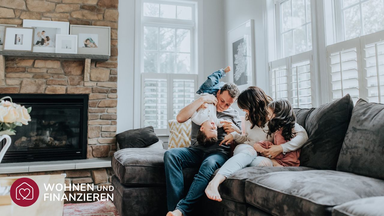 Haus an Kinder überschreiben Bild von Familie mit Kindern